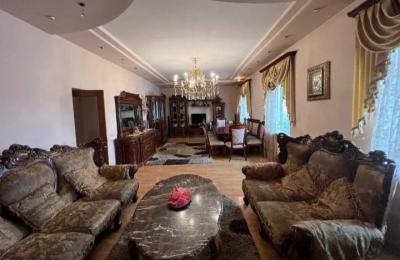 In Zeytun, on Droi Street, a three-story private house is for sale